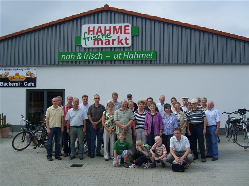 Die Mitglieder der Ortsunion Levern nach der Besichtigung des Hahme Marktes mit Gerd Rybak (4. von links) Die Mitglieder der Ortsunion Levern nach der Besichtigung des Hahme Marktes mit Gerd Rybak (4. von links)